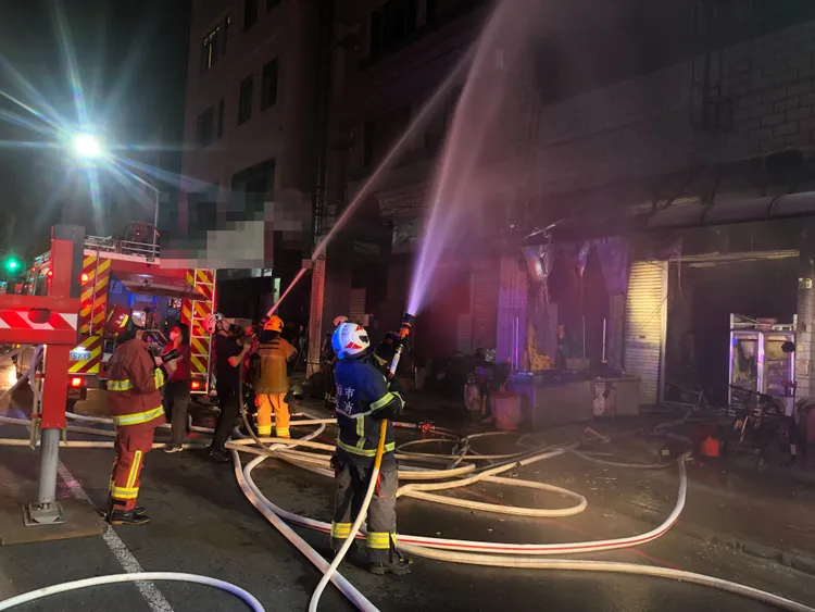 鄰居表示事前有聽到疑似爆炸聲，隨後就起火燃燒、濃煙竄出。民眾提供