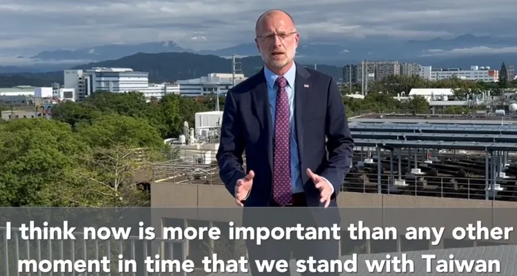 卡爾訪台表示與台灣站在一起。翻攝自X