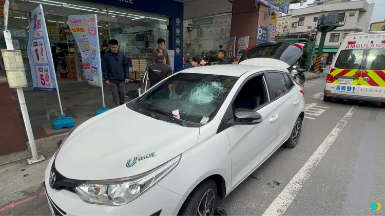 李嫌所駕駛白色車輛，車窗已破損，並遭查扣。翻攝畫面