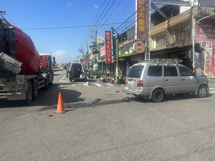廂型車行經沙田路一段欲左轉388巷，撞上對向直行的機車。民眾提供