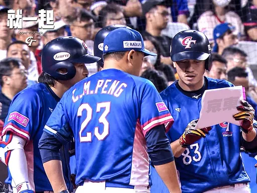 中華隊認真看情搜報告 照片竟引起瘋傳!網歪樓:很像在訂飲料