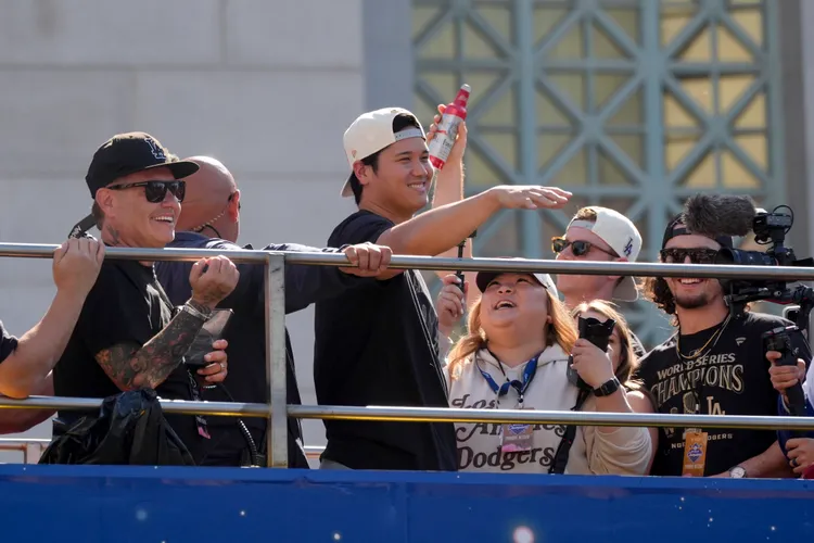 大谷翔平(中)在遊行巴士上。美聯社