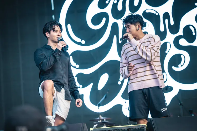 高爾宣（左）當爸後首度復工開唱，與王ADAN合作演出。圖／KKLIVE、混血兒娛樂提供
