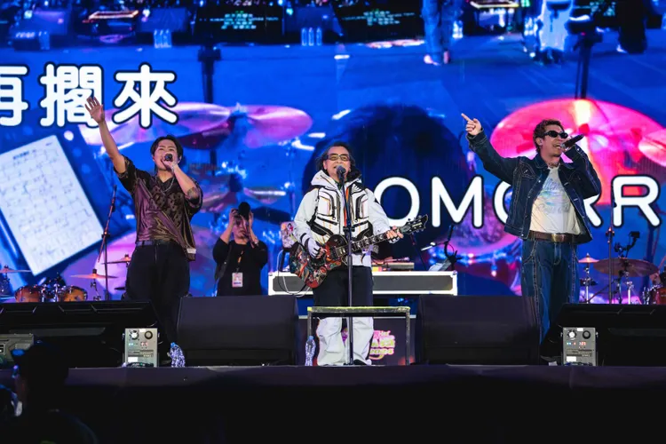 玖壹壹與台東歌王沈文程（中）合唱，現場濃濃本土懷舊風情。圖／KKLIVE、混血兒娛樂提供