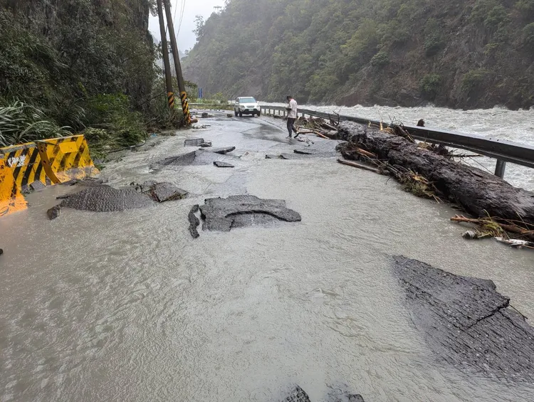 中橫青山段被大水淹沒。谷關工務段提供