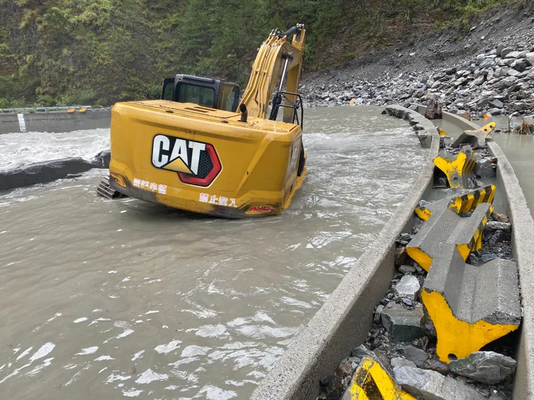 怪手也差點受困。民眾提供