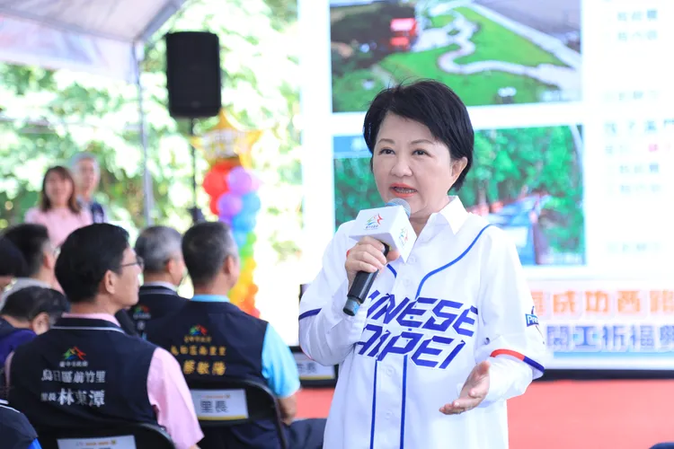 台中市長盧秀燕今天穿著中華隊贈送的應援球衣跑行程。市府提供