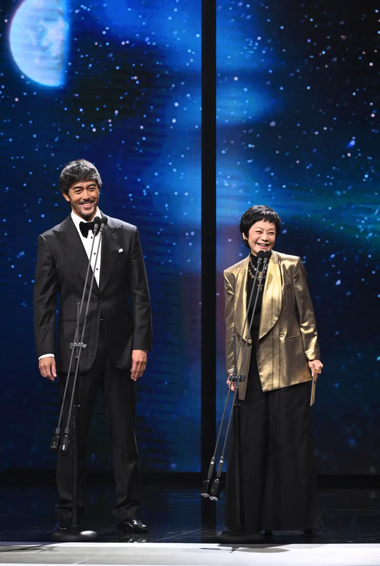 頒獎嘉賓阿部寬 Hiroshi ABE（左）、張艾嘉 Sylvia CHANG（右）。金馬執委會提供