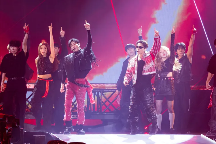 銀赫（左）跳破褲子，東海唱到卡痰。COME ON JKSSP提供