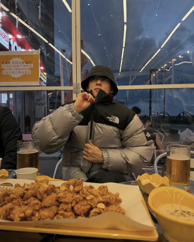 車銀優吃炸雞也穿著The North Face。翻攝車銀優IG