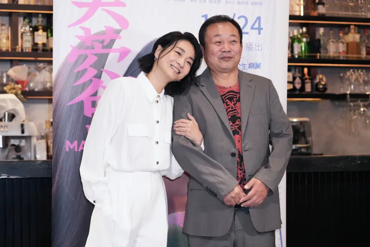 鄭志偉（右）和陳雪甄戲裡演夫妻。彭欣偉攝