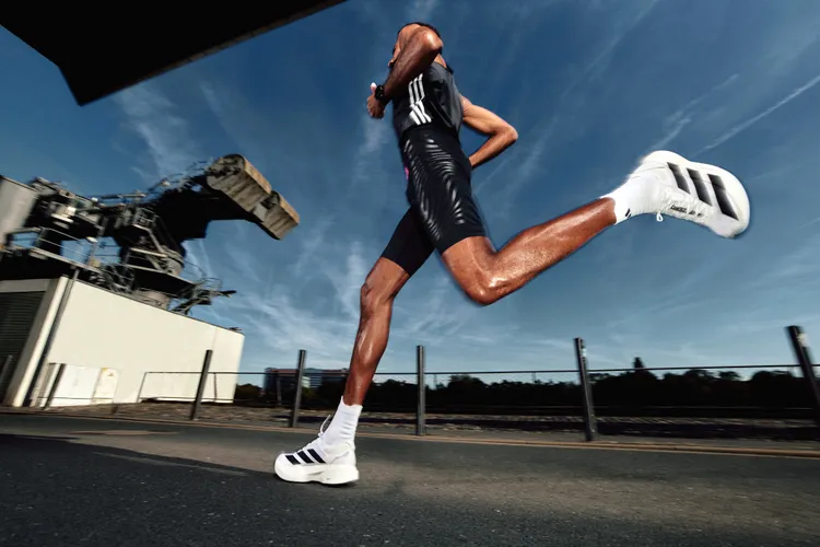 adidas最輕競速跑鞋ADIZERO ADIOS PRO EVO 1再度回歸。品牌提供