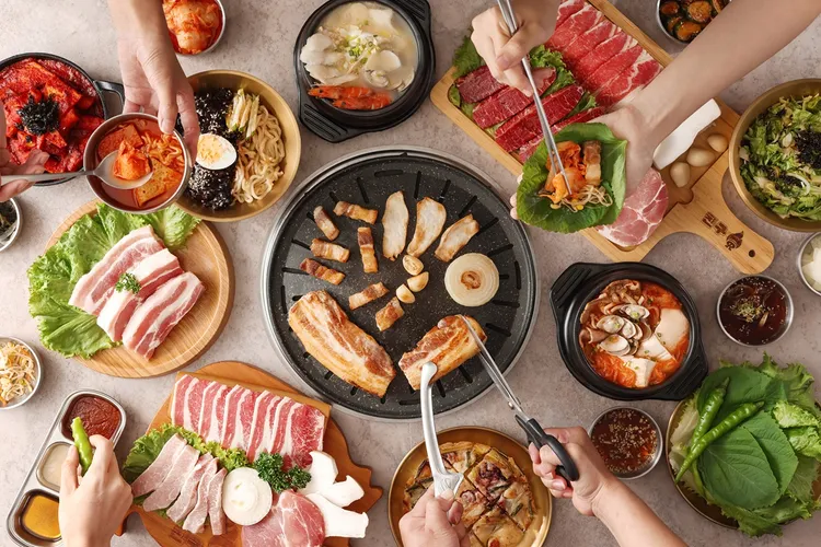 即日起至11月底，前往瘋美食領券或到金咕官方社群，憑指定畫面內用套餐，就能用1.1折加購豬肩芯。業者提供