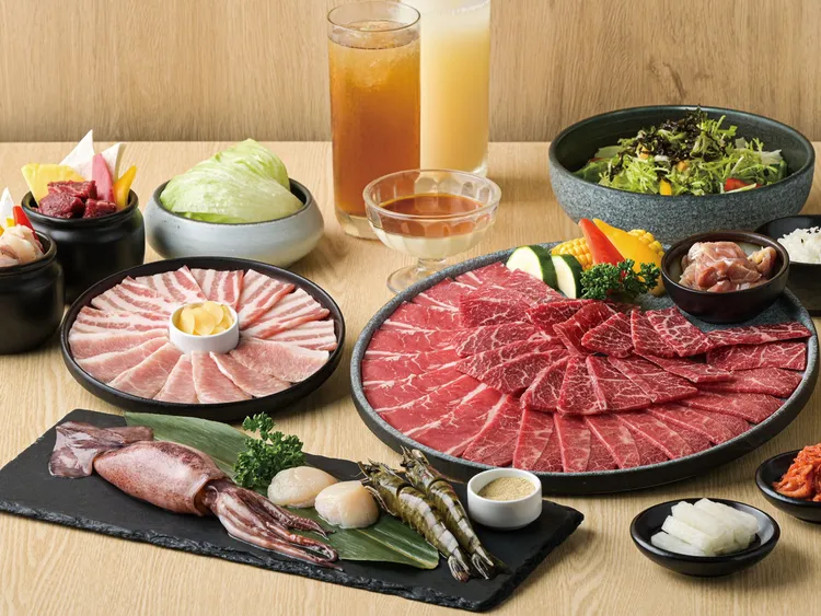 即日起至11月底，前往瘋美食領券或到Oh my!原燒官方社群，憑指定畫面內用套餐，就能用1.1折加購伊比利豬梅花。業者提供