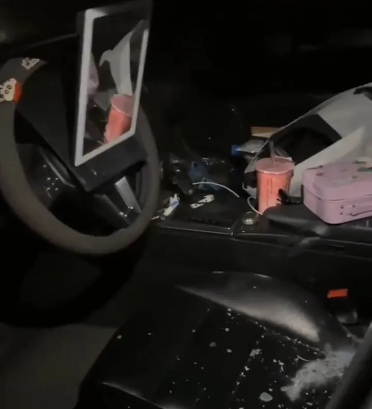 賓士車玻璃被炸破，車內都是「炮灰」。翻攝社會事新聞影音