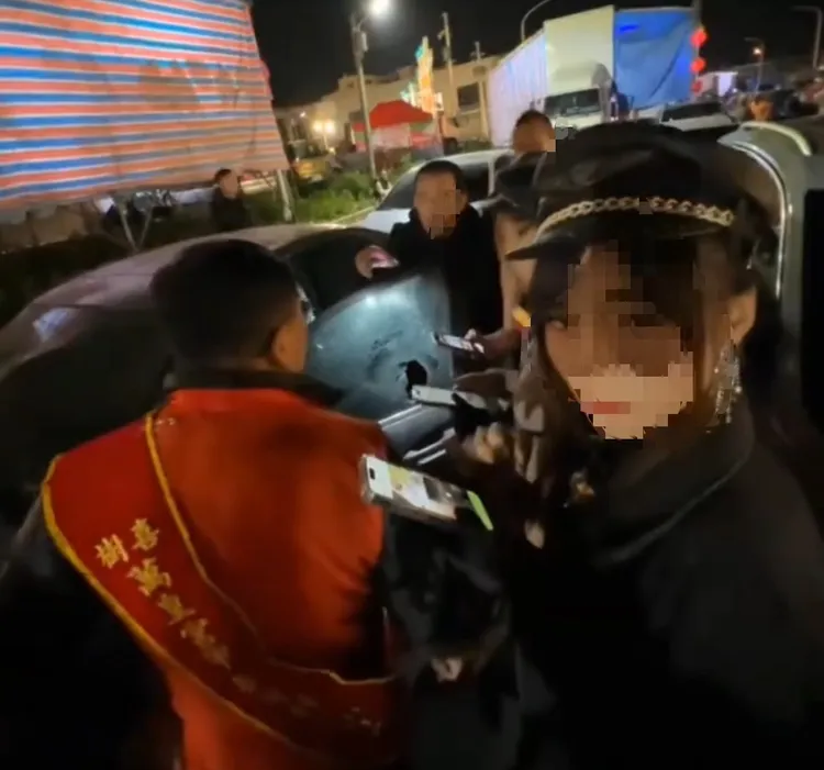 舞團成員前來建醮大典表演，離去時竟發現車子玻璃破大洞，慶幸「人沒在車內」。翻攝社會事新聞影音