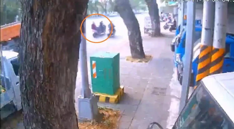 2輛機車因變換車道發生擦撞。民眾提供