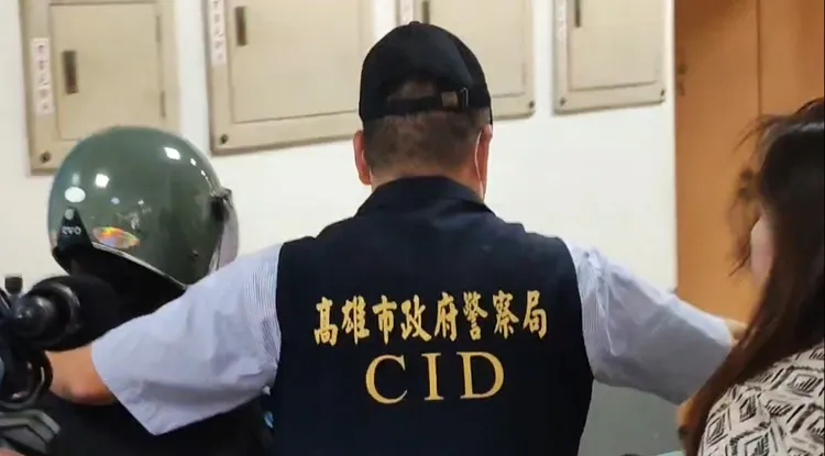 面對媒體詢問，吳女沉默不語。民眾提供