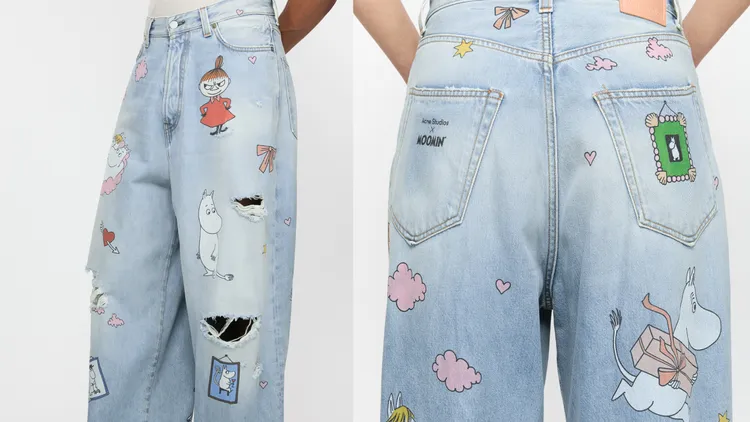 《嚕嚕米》圖樣以貼紙般點綴於Acne Studios標誌性丹寧褲上。品牌提供