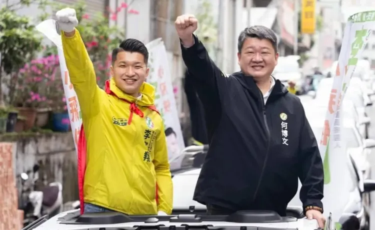 何博文(右)還原與李宇翔(左)Line對話內容，強調過程沒有任何施壓、包庇，一切坦坦蕩蕩。翻攝自李宇翔臉書