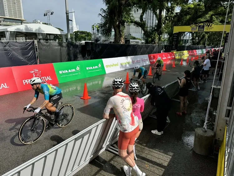 環法新加坡繞圈賽9至10日登場，吸引眾多自由車好手與愛好者與會，場邊車迷鼓掌歡呼。 中央社