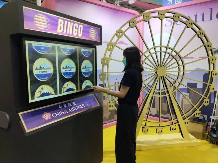 華航於台北國際旅展展場設置「航點拉霸機」。中央社