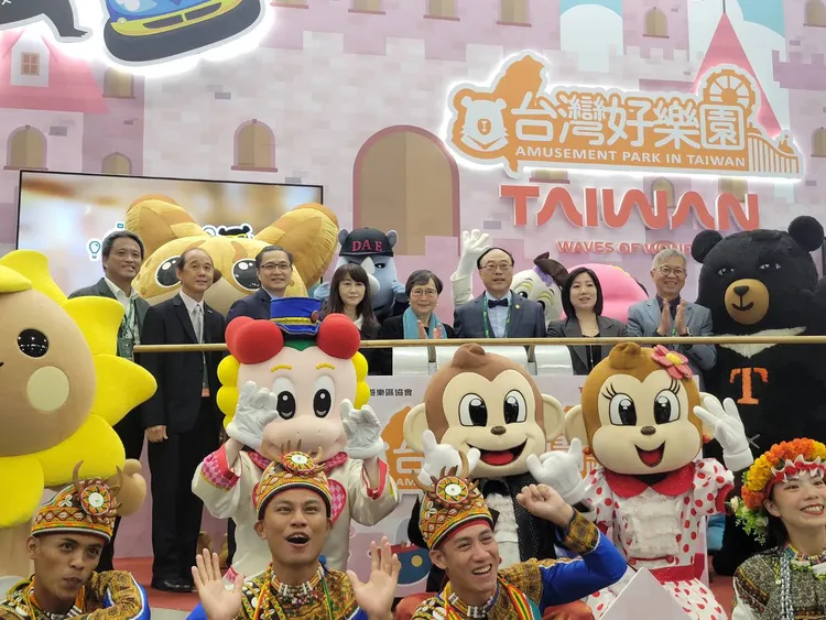 台灣觀光協會榮譽會長葉菊蘭（後排右起4）、交通部觀光署長周永暉（後排右起3）等人現身 「台灣好樂園館」。 觀光署提供