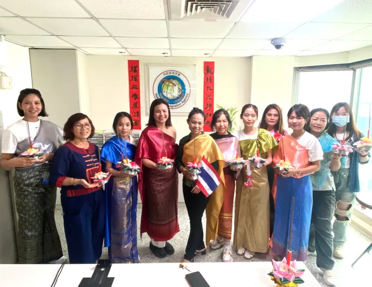 新住民學員手持DIY水燈，並穿著泰國傳統服飾。桃園市服務站提供