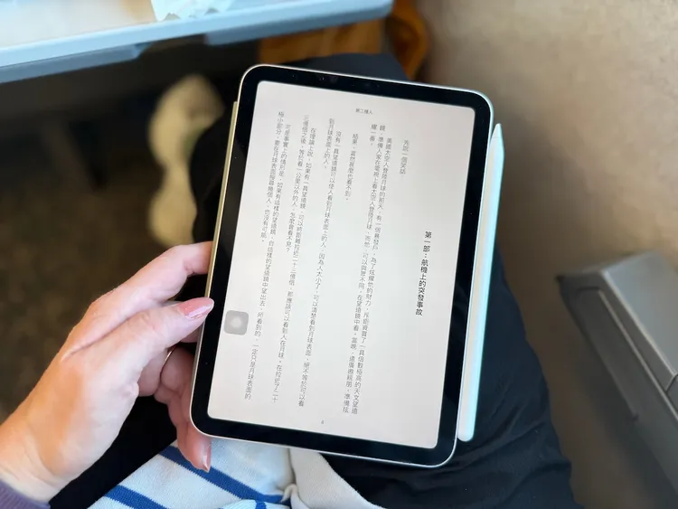 如果是喜歡看電子書的朋友，iPad mini 7對於手持閱讀來說較為輕鬆。趙筱文攝影