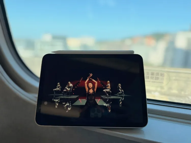 現在容量直接從128GB起跳，可以放心把想要看的劇先下載下來後在高鐵上輕鬆追劇。趙筱文攝影