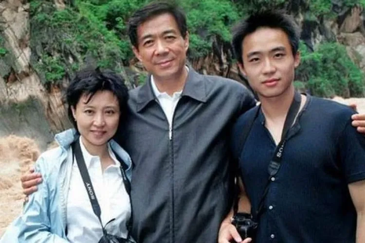 薄熙來（中）與其妻谷開來（左）、兒子薄瓜瓜合照。取自網路