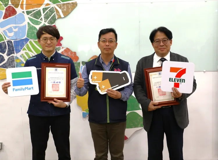 桃園市府環境管理處與兩大超商業者廢乾電池回收。環保局提供
