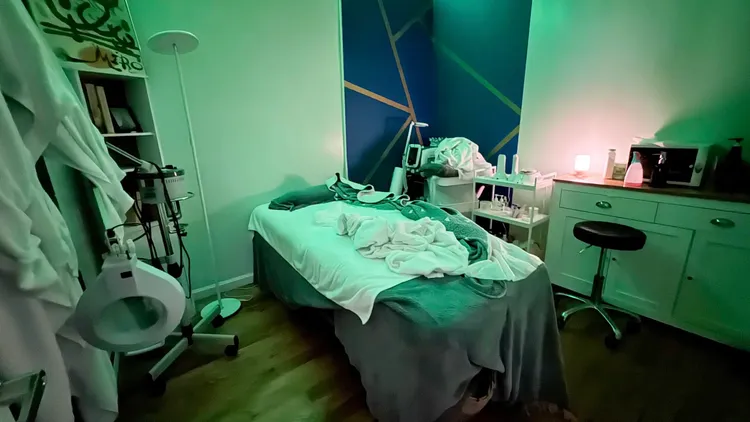 全男性按摩店「28 Men’s Spa」內部按摩房間。翻攝自《紐約郵報》