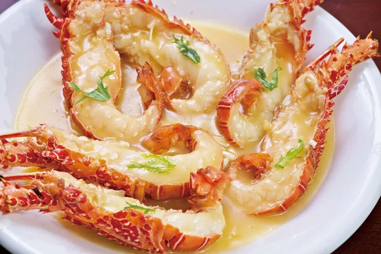 「奶油芝士焗龍蝦」選用東南沿海的活跳跳小龍蝦，佐上香濃的奶油芝士醬，滿滿海味瞬間在口中綻放。6人份單點售價4680元。業者提供
