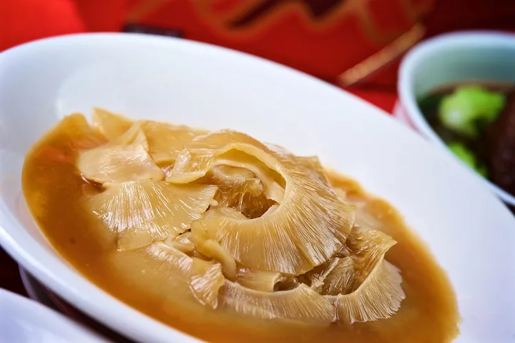 「紅燒燴排翅」精華上湯煨煮頂級中鰭翅，讓饕客春節在家也能品嘗奢華湯品，單點售價8200元。業者提供