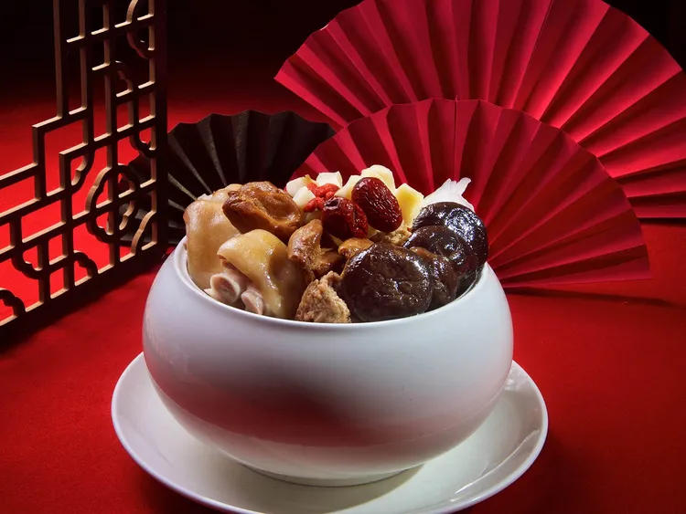 「潮品佛跳牆」以精燉高湯加入廣肚、鮑魚、螺頭等精選食材細火慢燉，8人份2025春節限定特惠價6888元。業者提供