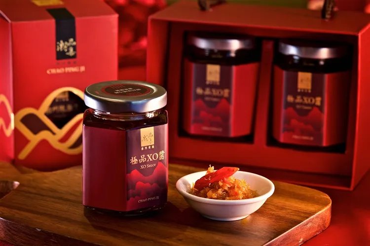 「XO醬雙瓶禮盒」以潮式風味堅持手工拌炒，選用干貝、金鉤蝦等食材，不論送禮或是自用皆適宜。業者提供