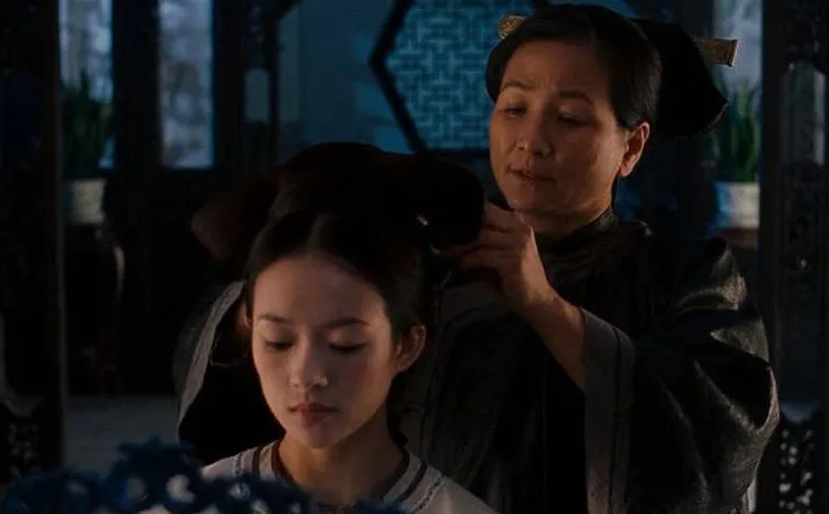 鄭佩佩（右）在《臥虎藏龍》中飾演玉嬌龍師父「碧眼狐狸」。劇照