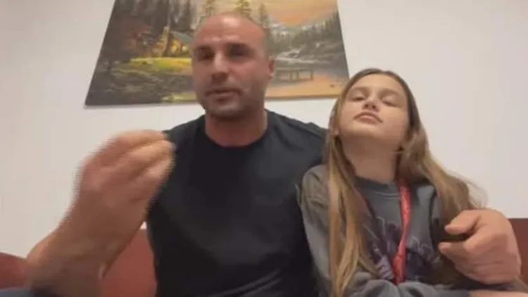 父親與瓦琳娜一起拍攝影片，強調自己不是暴力對待女兒。翻攝自《JOQ》