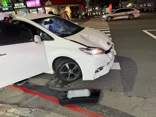 擅自穿越車道!高雄女遭撞飛 加護病房搶救中