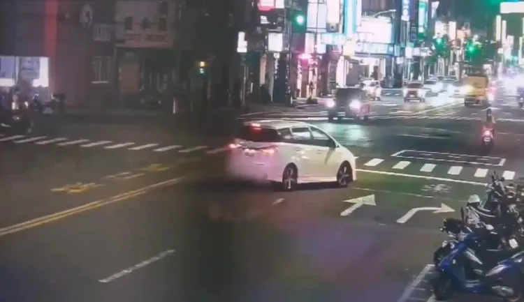 陶女擅自穿越車道，遭自小客撞上。翻攝畫面