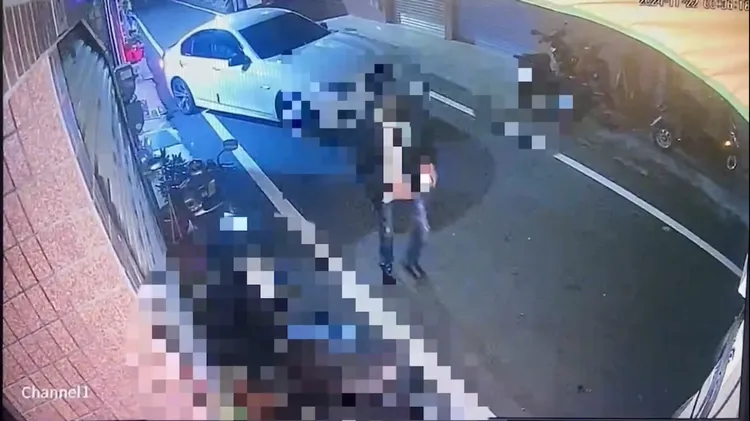 歹徒行凶後各自離開現場。翻攝照片