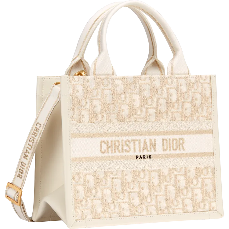 Book Tote 白金色Oblique圖騰小型托特包，11萬元。品牌提供