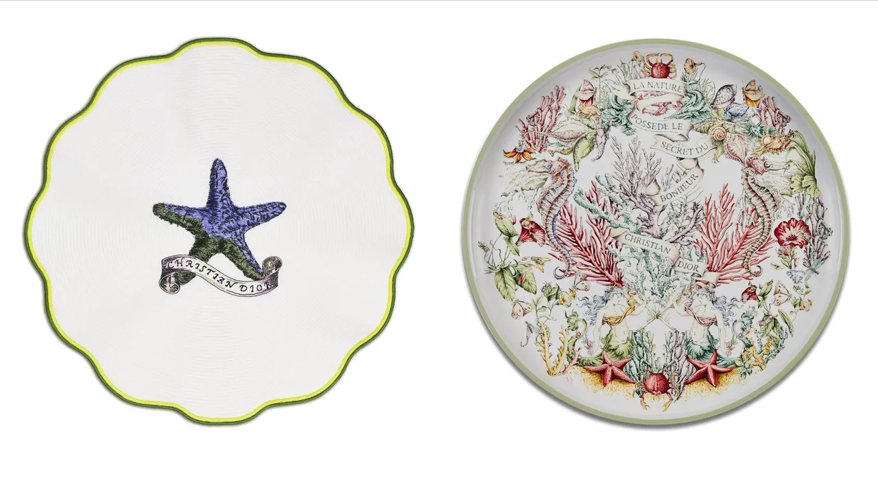 Cabinet de la Mer主題圖案刺繡餐墊(左)1萬4000元、釉漆木配多色 Dior Cabinet de la Mer 圖騰圓形托盤(右)價格電洽。品牌提供