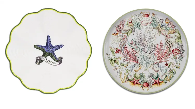 Cabinet de la Mer主題圖案刺繡餐墊（左）1萬4000元、釉漆木配多色 Dior Cabinet de la Mer 圖騰圓形托盤（右）價格電洽。品牌提供