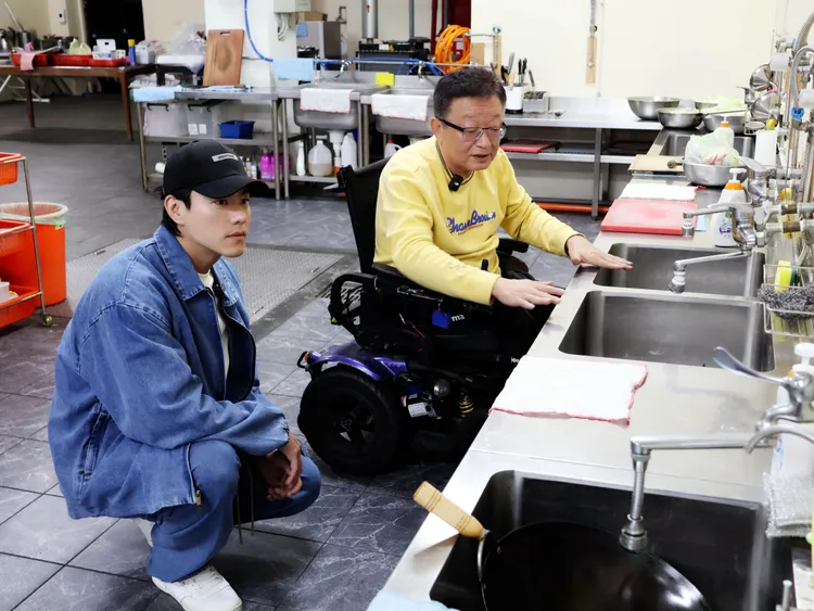 3.新巨輪協會創辦人陳安宗(右)向李程彬(左)介紹協會的基地環境。東旭九翔娛樂提供