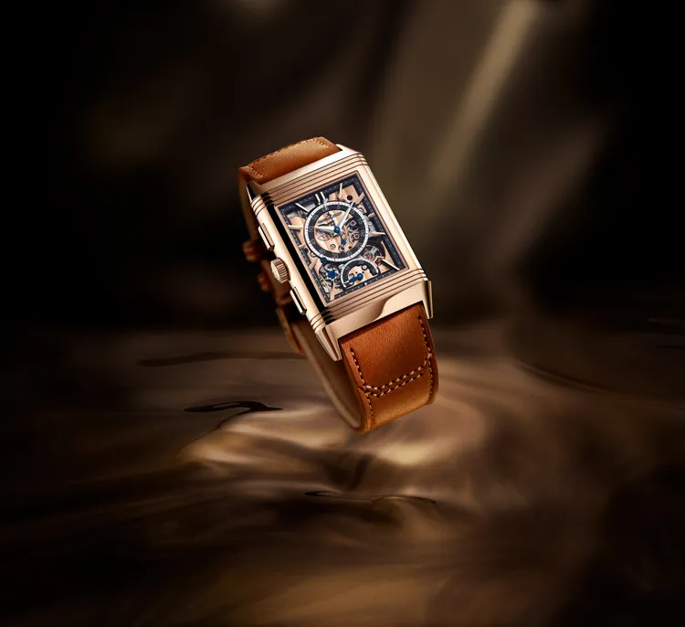 積家Reverso Tribute Chronograph翻轉系列計時腕錶，49.4*29.9mm，18K玫瑰金錶殼，正面錶盤（玫瑰金，鐫刻），背面錶盤（玫瑰金鏤空錶橋），Fagliano系列小牛皮錶帶，另附黑色鱷魚皮錶帶，860型手動上鍊機械機芯，動力儲存52小時，限量250只。品牌提供