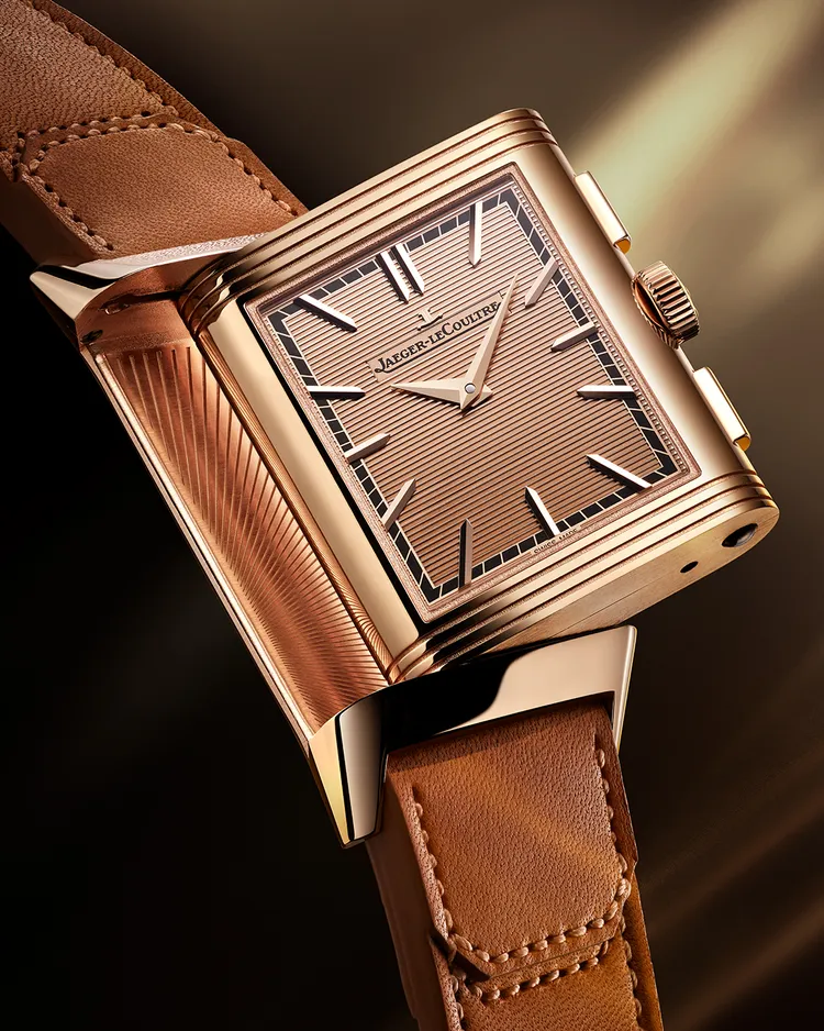 積家Reverso Tribute Chronograph翻轉系列計時腕錶，49.4*29.9mm，18K玫瑰金錶殼，正面錶盤（玫瑰金，鐫刻），背面錶盤（玫瑰金鏤空錶橋），Fagliano系列小牛皮錶帶，另附黑色鱷魚皮錶帶，860型手動上鍊機械機芯，動力儲存52小時，限量250只。品牌提供