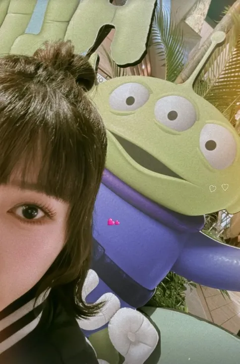 峮峮po出與三眼怪公仔合照，它是小鬼生前的最愛。翻攝峮峮IG