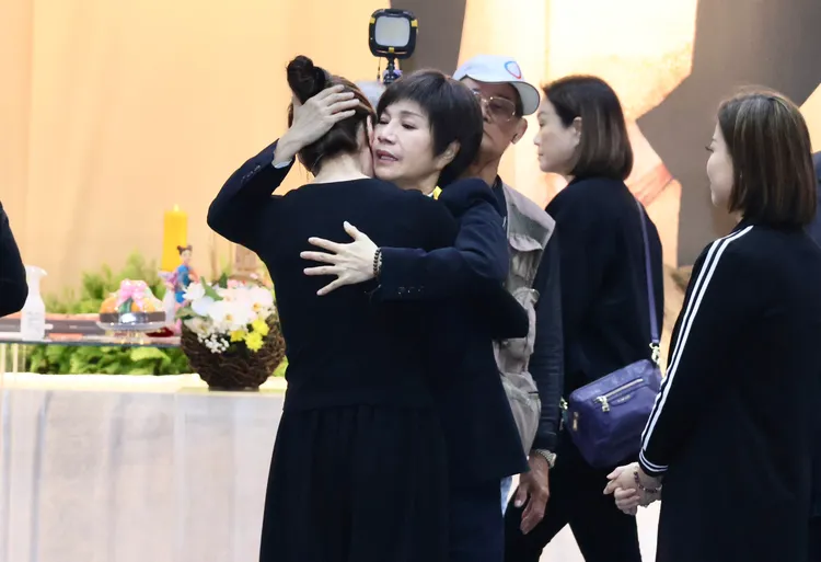 唐美雲擁抱林千鈺。莊宗達攝影